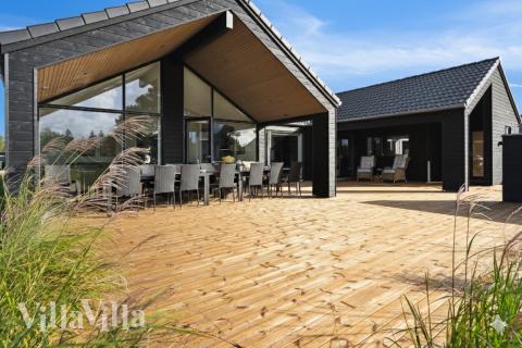 Luksushus nr. 599 har en dejlig terrasse med gode havemøbler til 16 personer.