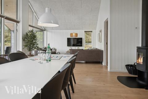 I kan sagtens side 16 personer sammen i sommerhusets opholdsrum, når I besøger luksushus 915 i Fyn og øer.