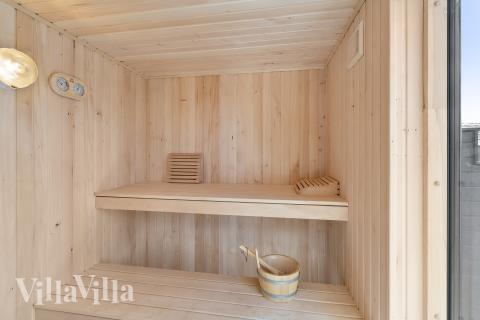 Nyd varmen i saunaen i luksushus nr. 915 til 16 personer