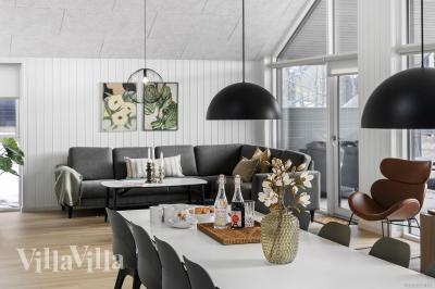 Det store lyse opholdrum i luksushus nr. 810 til 18.