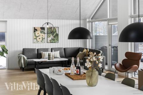 Det store lyse opholdrum i luksushus nr. 810 til 18.