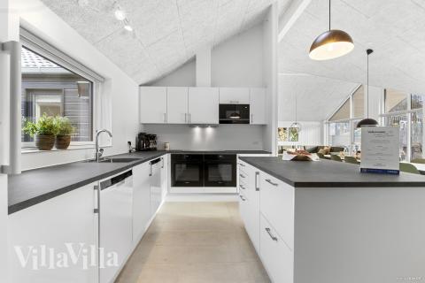 Køkkenet i luksushus nr. 810 er udstyrret, så I let kan lave mad til 18 personer.