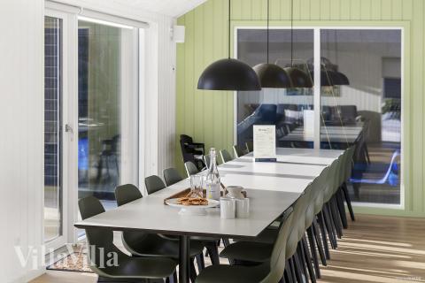 I kan sagtens side 18 personer sammen i sommerhusets opholdsrum, når I besøger luksushus 810 i Østjylland.