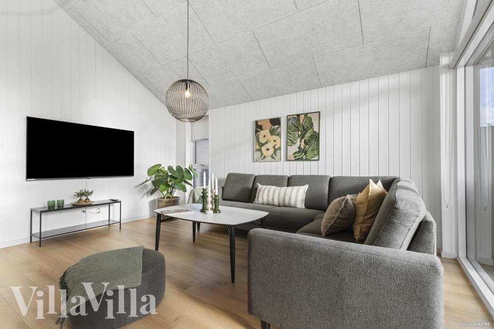 Sofaen i luksushus 810 i Østjylland indbyder til brætspil eller at se en film sammen.
