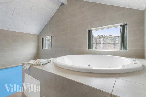 Nyd varmen i spaen i luksushus nr. 814 i Østjylland