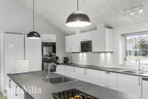 Køkkenet i luksushus nr. 814 er udstyrret, så I let kan lave mad til 26 personer.