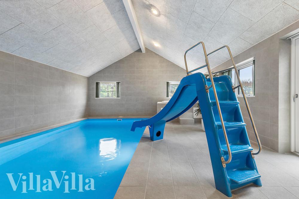 Sommerhus 814 er indrettet med en lækker poolafdeling med vandrutsjebane, dejlig stor indbygget spabad og sauna
