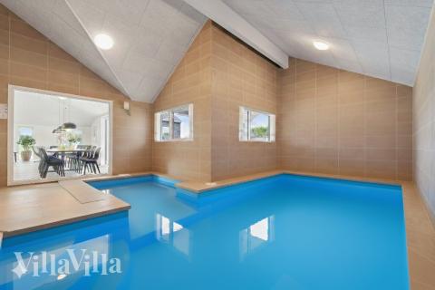 Sommerhus 930 er indrettet med en lækker poolafdeling med vandrutsjebane, dejlig stor indbygget spabad og sauna