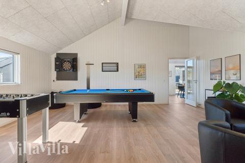 Ud over de mange timer, man kan bruge i husets pool-afdeling, så byder luksushus 930 også på billard/bordtennis og dart