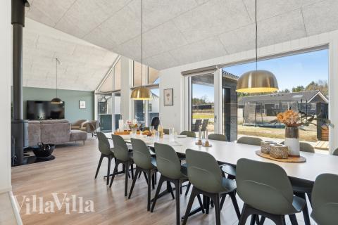 Det store lyse opholdrum i luksushus nr. 930 til 14.