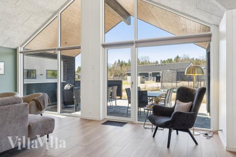 Der er mulighed for hygge i sommerhusets sofaarrangement, når I besøger luksushus nr. 930