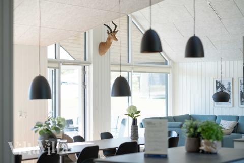 I kan sagtens side 18 personer sammen i sommerhusets opholdsrum, når I besøger luksushus 696 i Fyn og øer.