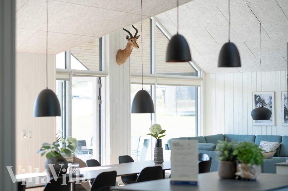 I kan sagtens side 18 personer sammen i sommerhusets opholdsrum, når I besøger luksushus 696 i Fyn og øer.