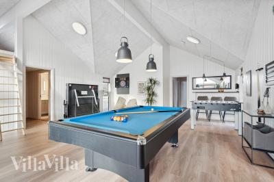 Ud over de mange timer, man kan bruge i husets pool-afdeling, så byder luksushus 771 også på billard/bordtennis og dart