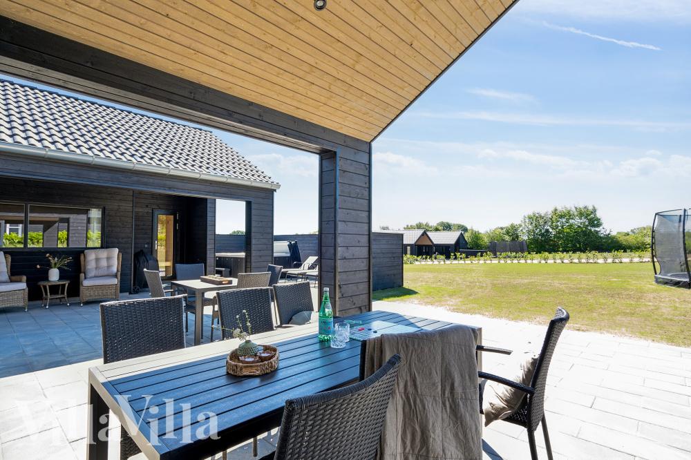 Nyd en grillaften på terrassen i luksushus nr. 771 i Tyskland
