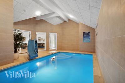 Sommerhus 774 er indrettet med en lækker poolafdeling med vandrutsjebane, dejlig stor indbygget spabad og sauna