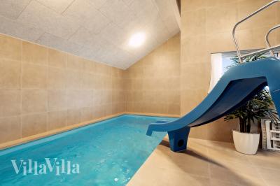 Sommerhus 772 er indrettet med en lækker poolafdeling med vandrutsjebane, dejlig stor indbygget spabad og sauna