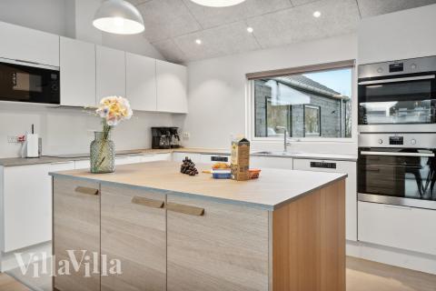 Køkkenet i luksushus nr. 772 er udstyrret, så I let kan lave mad til 18 personer.