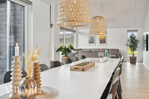 Det store lyse opholdrum i luksushus nr. 772 til 18.