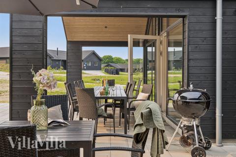 Luksushus nr. 772 har en dejlig terrasse med gode havemøbler til 18 personer.