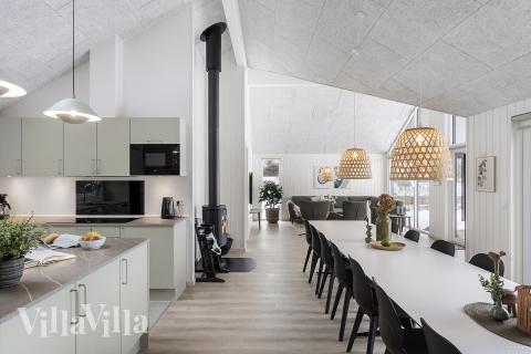 Det store lyse opholdrum i luksushus nr. 912 til 18.