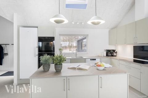 Køkkenet i luksushus nr. 912 er udstyrret, så I let kan lave mad til 18 personer.