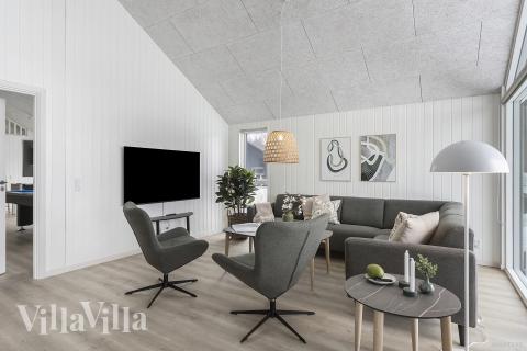 Sofaen i luksushus 912 i Lolland/Falster/Møn indbyder til brætspil eller at se en film sammen.