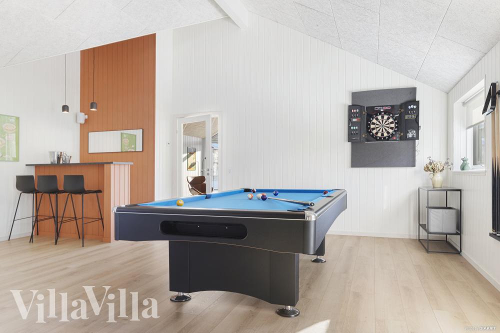 Ud over de mange timer, man kan bruge i husets pool-afdeling, så byder luksushus 816 også på billard/bordtennis og dart