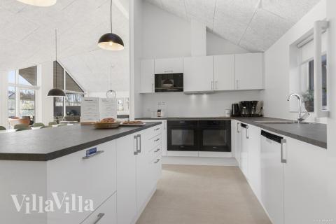 Køkkenet i luksushus nr. 816 er udstyrret, så I let kan lave mad til 20 personer.