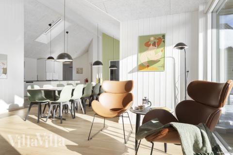 I kan sagtens side 20 personer sammen i sommerhusets opholdsrum, når I besøger luksushus 816 i Østjylland.