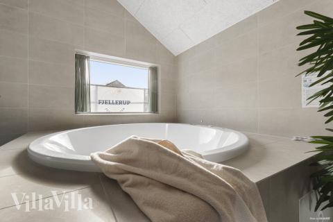 Nyd varmen i spaen i luksushus nr. 816 i Østjylland
