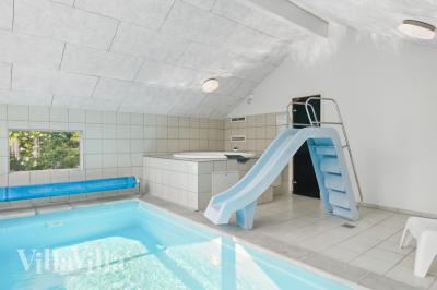 Sommerhus 352 er indrettet med en lækker poolafdeling med vandrutsjebane, dejlig stor indbygget spabad og sauna