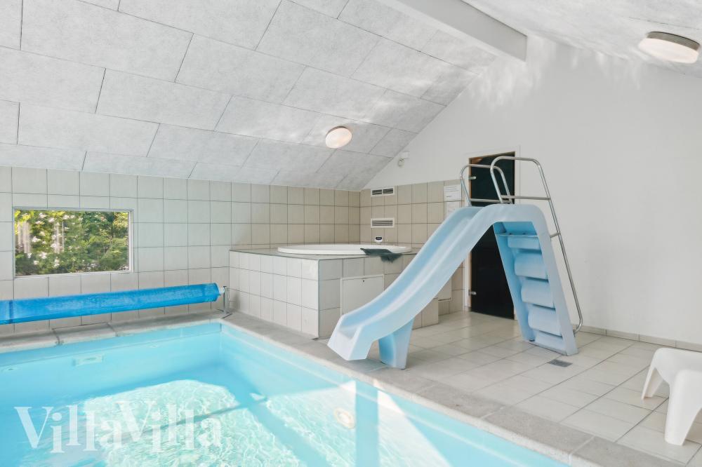 Sommerhus 352 er indrettet med en lækker poolafdeling med vandrutsjebane, dejlig stor indbygget spabad og sauna