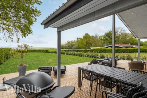 På terrassen i sommerhus nr. 950 er der plads til 9 personer.