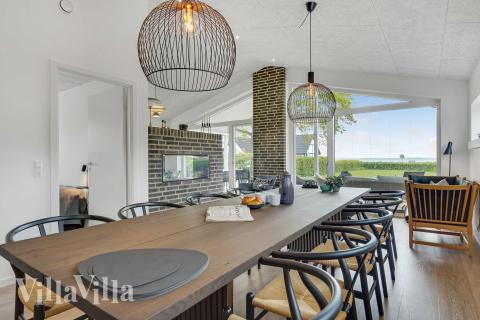 Det store lyse opholdrum i luksushus nr. 950 til 9.