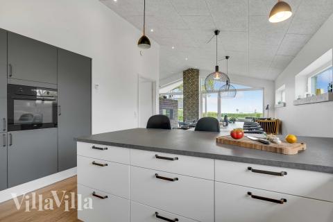 Køkkenet i luksushus nr. 950 er udstyrret, så I let kan lave mad til 9 personer.