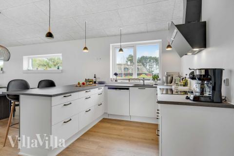 Køkkenet i luksushus nr. 950 er godt indrettet.