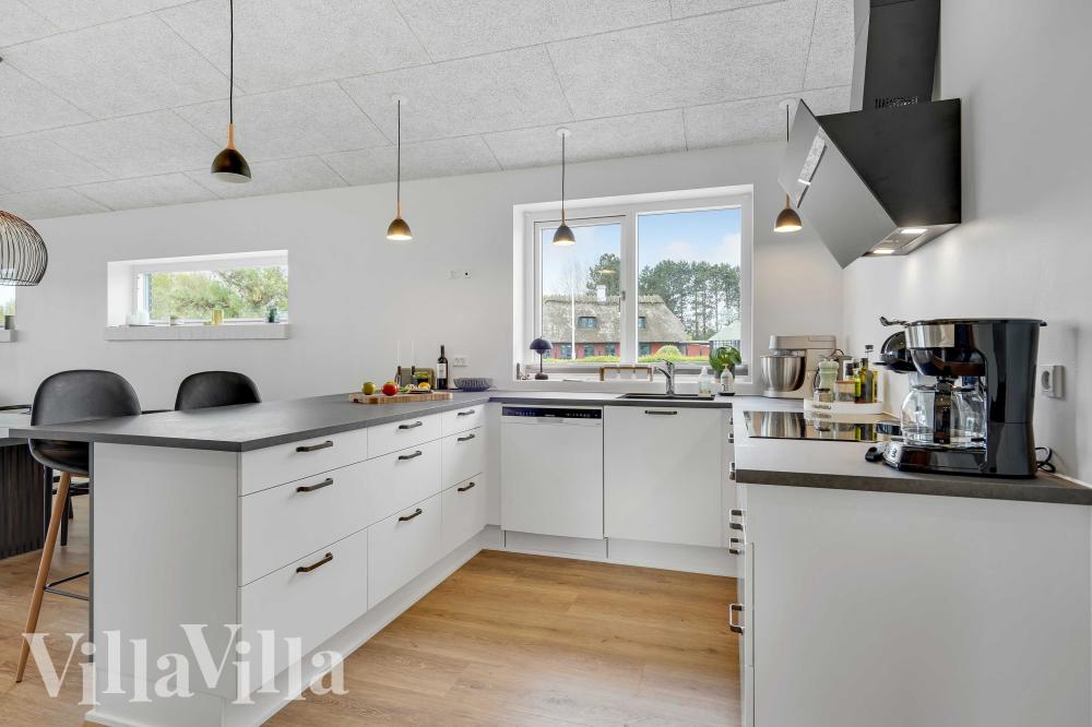 Køkkenet i luksushus nr. 950 er godt indrettet.