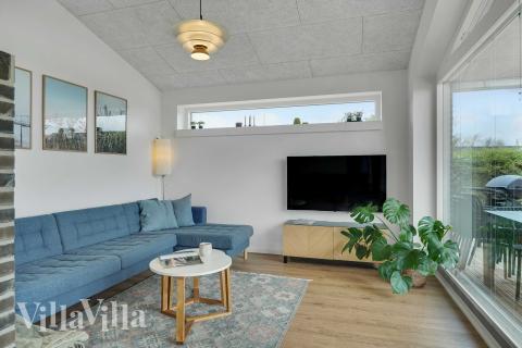 Sofaen i luksushus 950 i Fyn og øer indbyder til brætspil eller at se en film sammen.