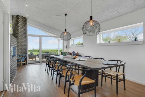 I kan sagtens side 9 personer sammen i sommerhusets opholdsrum, når I besøger luksushus 950 i Fyn og øer.