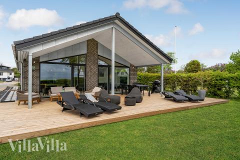 Nyd en grillaften på terrassen i luksushus nr. 950 i Fyn og øer