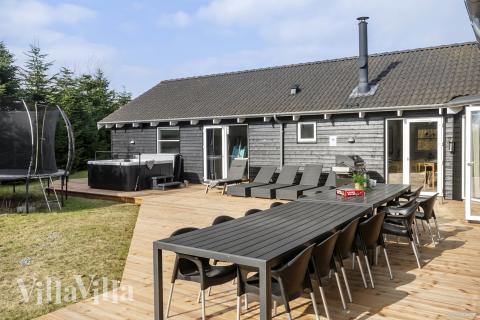Luksushus nr. 251 har en dejlig terrasse med gode havemøbler til 20 personer.