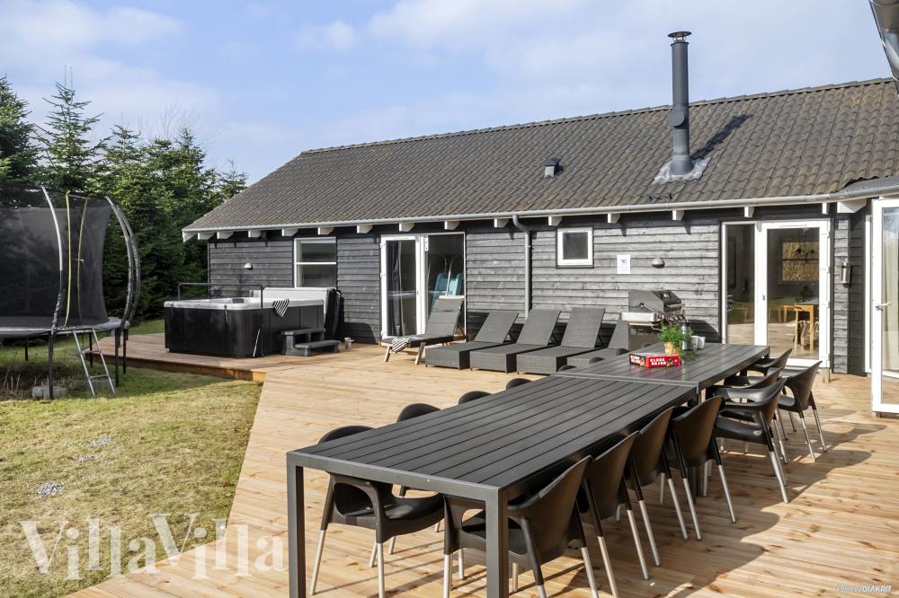 Luksushus nr. 251 har en dejlig terrasse med gode havemøbler til 20 personer.