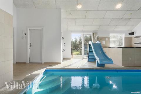 Sommerhus 251 er indrettet med en lækker poolafdeling med vandrutsjebane, dejlig stor indbygget spabad og sauna