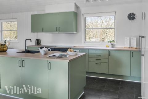 Køkkenet i luksushus nr. 251 er udstyrret, så I let kan lave mad til 20 personer.