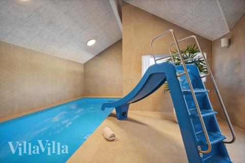 Sommerhus 776 er indrettet med en lækker poolafdeling med vandrutsjebane, dejlig stor indbygget spabad og sauna