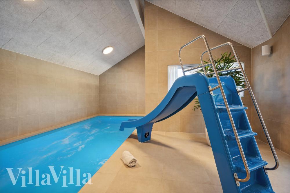 Sommerhus 776 er indrettet med en lækker poolafdeling med vandrutsjebane, dejlig stor indbygget spabad og sauna