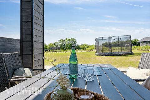 Luksushus nr. 776 har en dejlig terrasse med gode havemøbler til 18 personer.