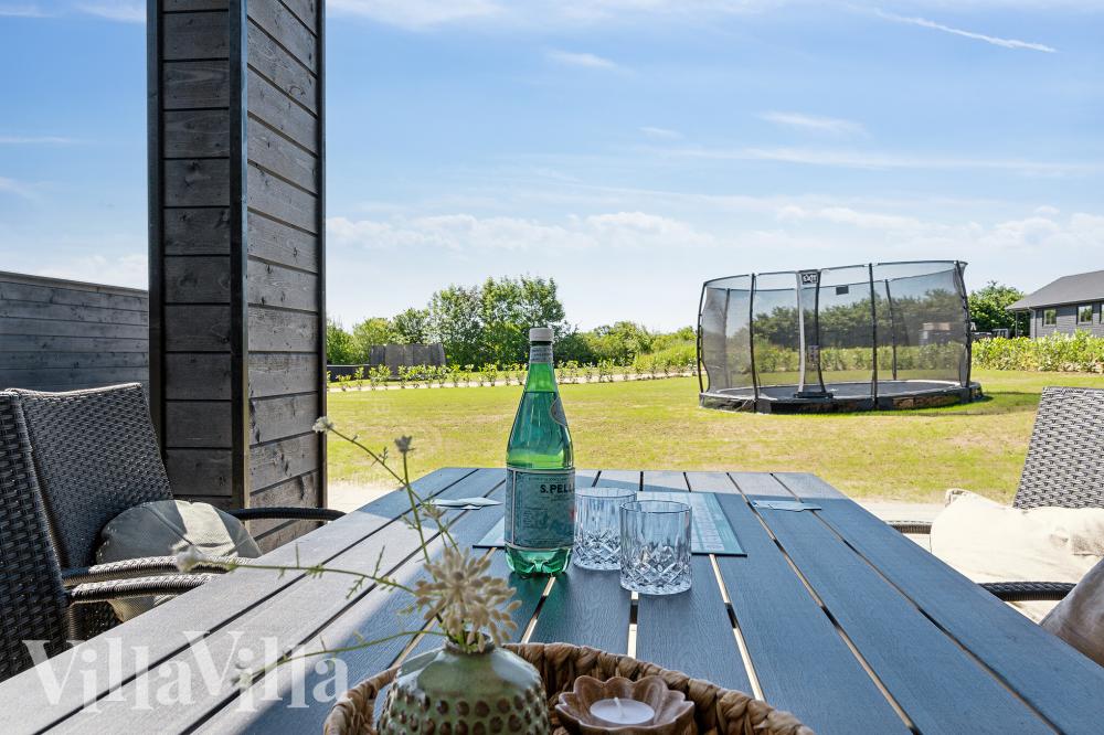 Luksushus nr. 776 har en dejlig terrasse med gode havemøbler til 18 personer.