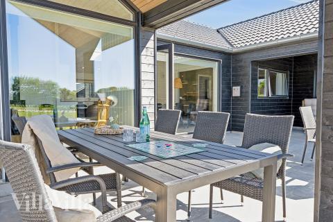 På terrassen i sommerhus nr. 776 er der plads til 18 personer.